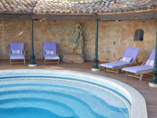 新堡Apartment Cézanne mit geheiztem Pool und Privatgarten的一个带蓝色椅子的大型游泳池