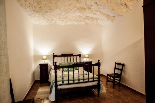 阿尔特纳拉Casa Cueva El Molino的卧室配有1张床、1张桌子和1把椅子