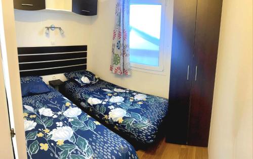 拉西约塔hakuna matata的一间卧室设有两张床和窗户。
