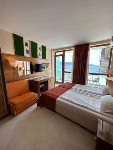 阳光海滩Briz Beach apartments - section B的一间卧室配有一张床、一张书桌和窗户。
