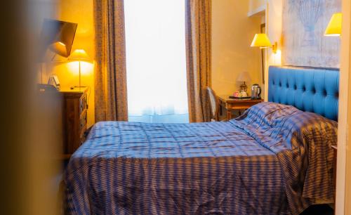 贝叶Churchill Hotel Bayeux Centre的酒店客房设有床和窗户。