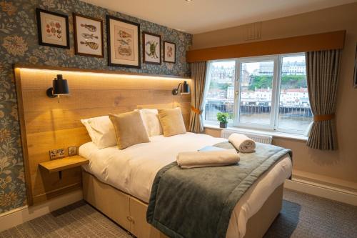 惠特比Duke of York的酒店客房设有床和窗户。