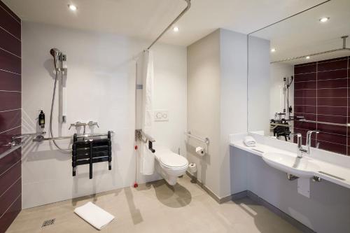 汉堡Premier Inn Hamburg City Zentrum的一间带卫生间和水槽的浴室