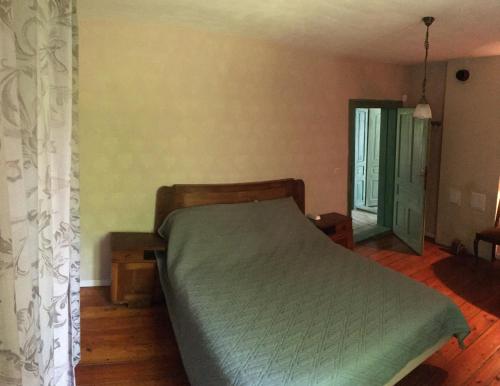 Стаи за гости "Maroli House 2"的一间卧室配有一张带绿床罩的床