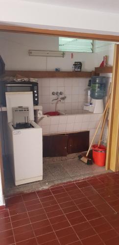 阿尔韦亚尔将军镇Casa 3 habitaciones的一间带水槽和冰箱的厨房