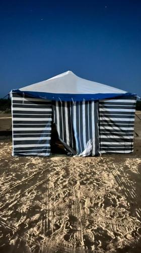 锡瓦Mbiama Resort的沙滩上的蓝白色帐篷