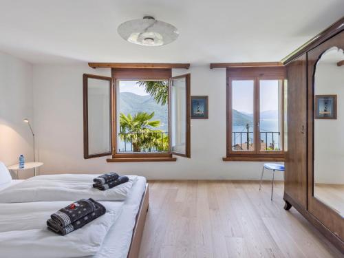 布里萨戈Holiday Home Casa Porta by Interhome的一间卧室设有两张床和两个窗户。