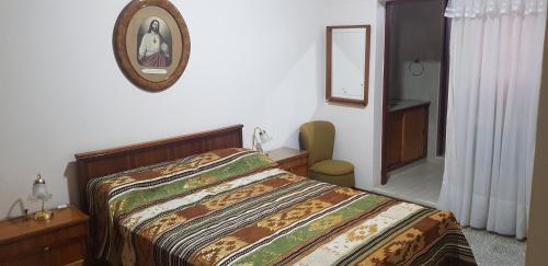 阿尔韦亚尔将军镇Casa 3 habitaciones的卧室配有一张床,墙上设有镜子