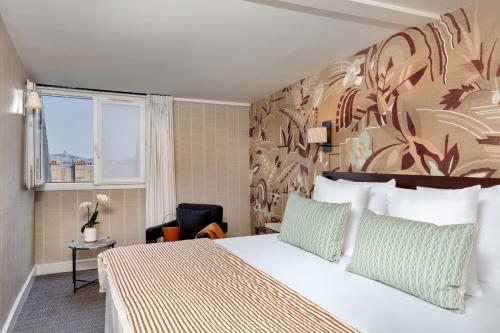 巴黎乐瑟纳酒店的酒店客房设有床和窗户。