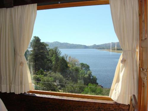 维拉卡洛斯帕兹casa con vista y bajada al lago的享有水体景致的窗户