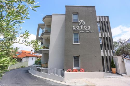 佩科霍里Notos Premium Holiday Apartments的上面有顶点标志的建筑