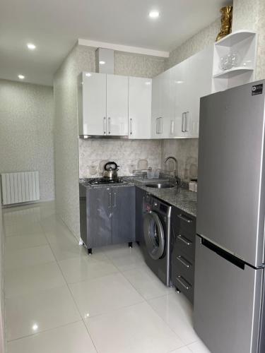 巴统ANDREA Villa的厨房配有冰箱和洗衣机。