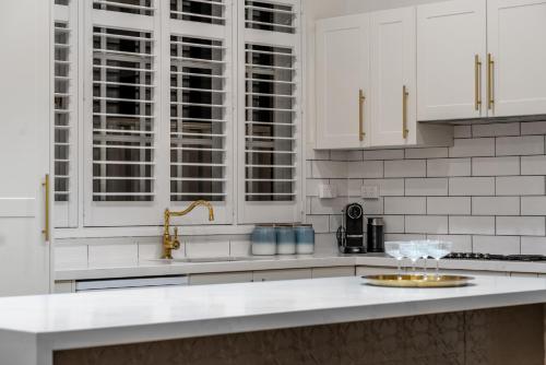 珀斯Picture Perfect Create timeless treasures的白色的厨房配有白色橱柜和水槽