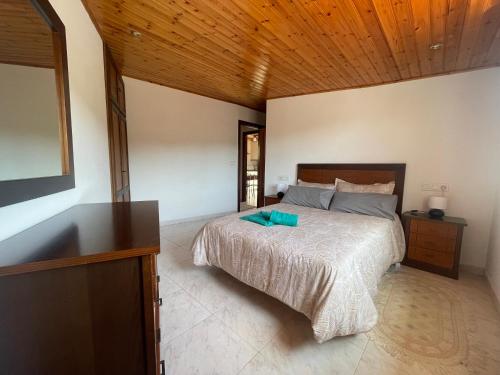 博伊罗Ático con magnifica terraza en Boiro的一间卧室配有一张床和一台平面电视