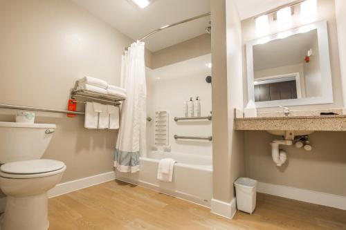 吉尔福特吉尔福德万豪广场套房酒店的浴室配有卫生间、淋浴和盥洗盆。