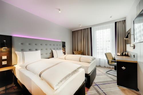 汉堡Premier Inn Hamburg City Klostertor的酒店客房配有两张床和一张书桌