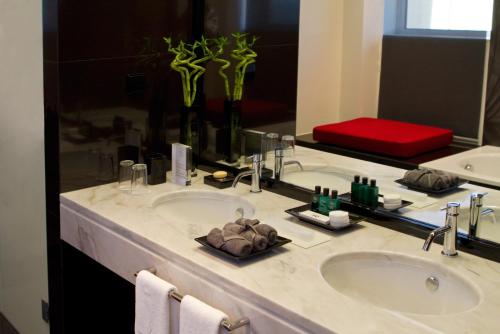 奥利韦拉迪阿泽梅什德通酒店的一间带两个盥洗盆和大镜子的浴室