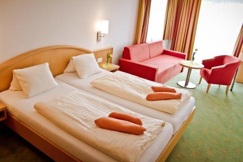 罗森谷地圣雅各布Der Thomashof的酒店客房,配有两张床和椅子