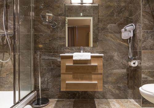 沙泰勒吉永特玛利亚温泉酒店的一间带水槽和淋浴的浴室