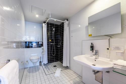 汉堡Premier Inn Hamburg City Millerntor的白色的浴室设有水槽和卫生间。