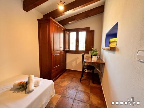 莫莱拉VH CostaBlanca - LLAGRIMA的客房设有一张床、一张桌子和一张书桌。