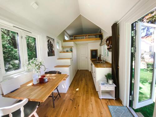 格里姆斯塔Tiny house - idyllic accommodation的一个小房子,配有桌子和厨房