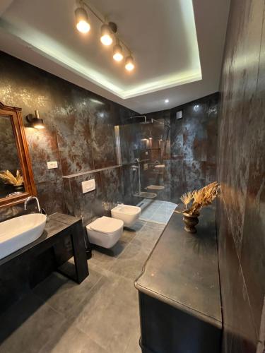 伊齐齐Apartment Nave的浴室设有2个水槽和2个卫生间