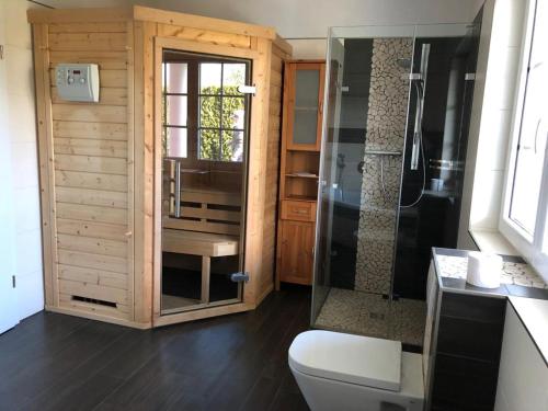 森夫滕贝格Seeliebe mit Sauna und nur 50 mtr. bis zum Strand的一间带卫生间和玻璃淋浴间的浴室