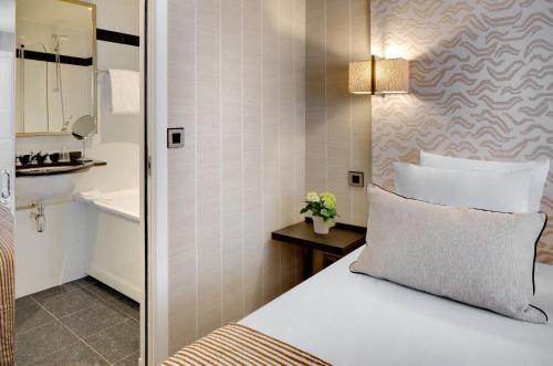 巴黎乐瑟纳酒店的一间酒店客房 - 带一张床和一间浴室