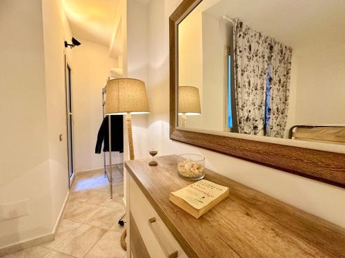 卡利亚里Arquer43 - Cagliari Old Town的更衣室配有镜子和桌子