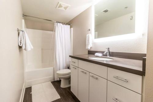洛杉矶Sunny 2BDR 5 min to SM Pool and Gym Free Parking的白色的浴室设有水槽和卫生间。