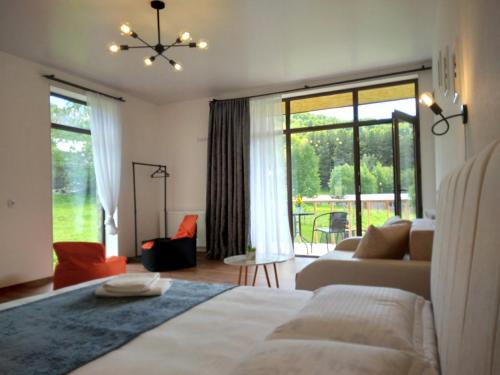 卡兹贝吉Terkhena的一间卧室配有一张床、一张沙发和窗户。