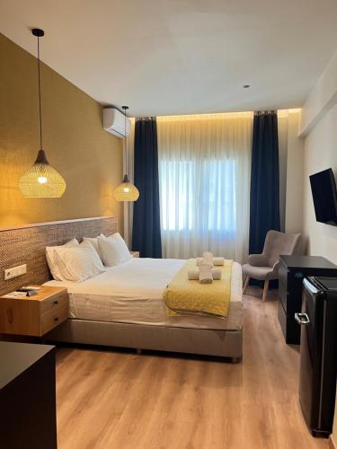 雅典G&W Luxury Rooms的一间卧室配有一张床、一张桌子和一把椅子