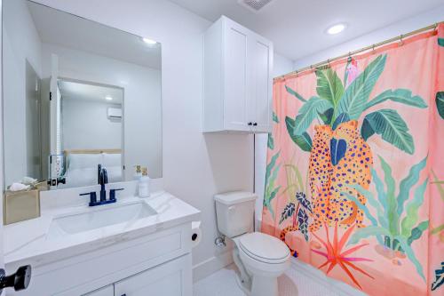 加尔维斯敦Cheetah Crush Studio Apartment的一间带卫生间和淋浴帘的浴室