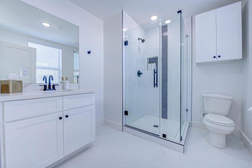 加尔维斯敦Beach House Paradise Studio Apartment 2 Beds的带淋浴和卫生间的白色浴室