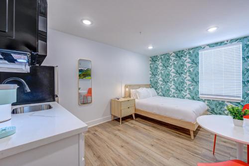 加尔维斯敦Caribbean Sea Studio Apartment的一个带床和水槽的厨房