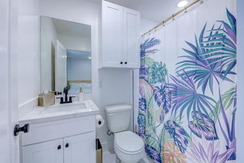 加尔维斯敦Caribbean Sea Studio Apartment的浴室设有卫生间、水槽和淋浴帘