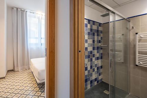 塔拉戈纳Tgna Cervantes 8的一间带玻璃淋浴和卫生间的浴室