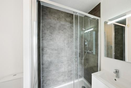 拉特斯特德布赫拉特斯特全套房酒店 - 阿卡雄湾的浴室里设有玻璃门淋浴