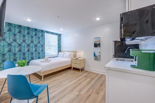 加尔维斯敦Roaring Tigers Studio Apartment的卧室配有一张床和一张桌子及椅子