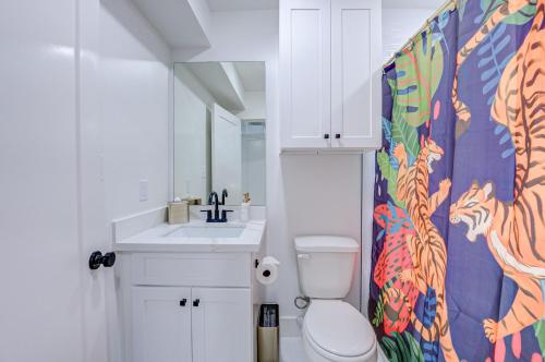 加尔维斯敦Roaring Tigers Studio Apartment的浴室配有白色卫生间和盥洗盆。