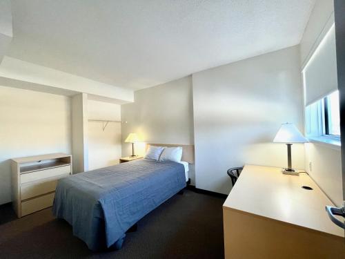 渥太华酒店及会议中心 - 渥太华市区的配有一张床和一张书桌的酒店客房