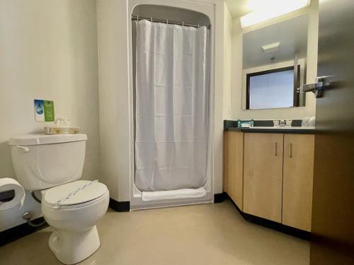渥太华酒店及会议中心 - 渥太华市区的浴室配有白色卫生间和盥洗盆。