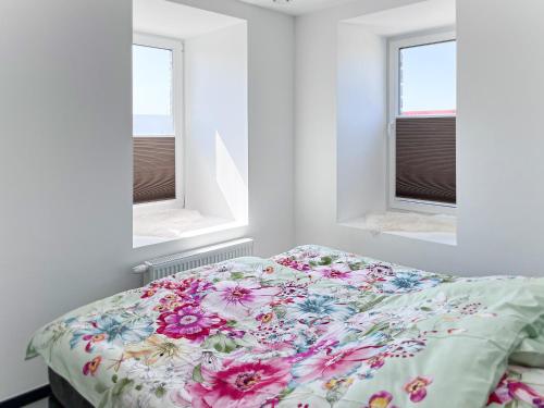欧本Hof Gemehret的卧室内的一张床位,设有两个窗户