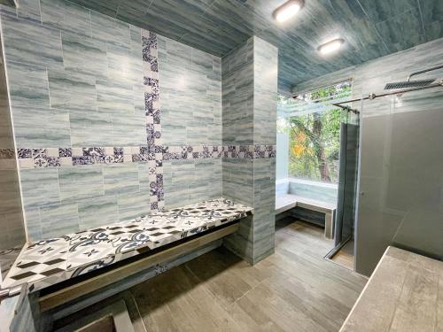 阿卡西亚斯Hotel Wayra Club的带淋浴的浴室和长凳