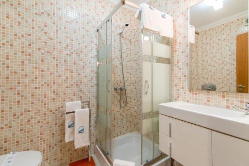 塔维拉Casa Mergoux - Maravilhoso Apartamento em Tavira的带淋浴、盥洗盆和卫生间的浴室