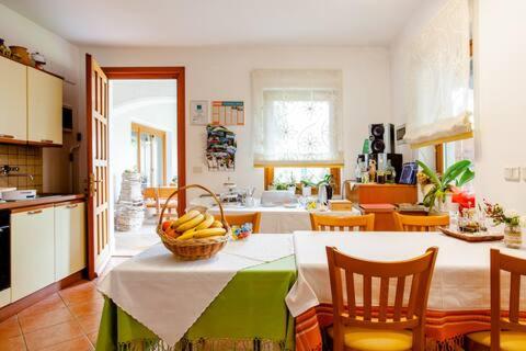 Šempas勒班旅馆的厨房里摆放着一张桌子,上面放着一篮香蕉