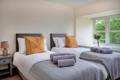 皮克林Finest Retreats - Victory Mill - Apartment One的一间卧室配有两张带毛巾的床