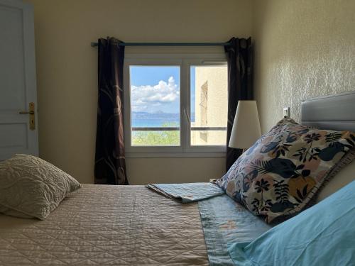 法雷诺F2 apartments with panoramic sea views的一间卧室设有一张床,享有海景