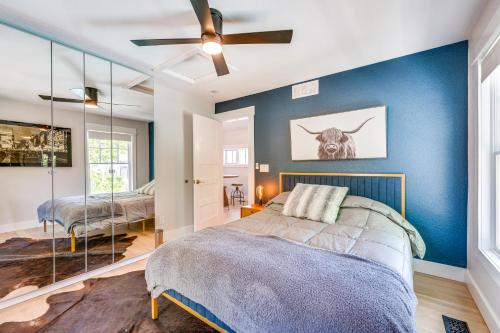 威斯敏斯特Westminster Vacation Rental about 15 Mi From Denver的一间卧室设有一张床和蓝色的墙壁